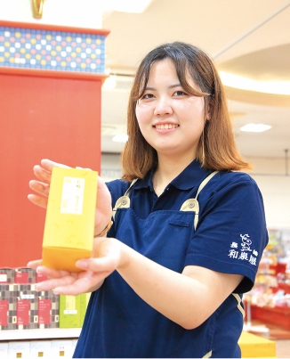 手ごろな価格とサイズ感で修学旅行生に人気の「長崎カステラ蜂蜜（6切720円）」。