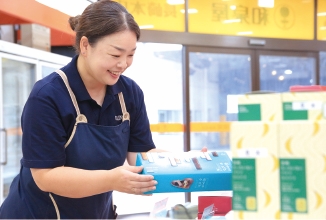 商品補充や並び替えはこまめに行っています。お客様がお買い物しやすいような陳列を目指しています。